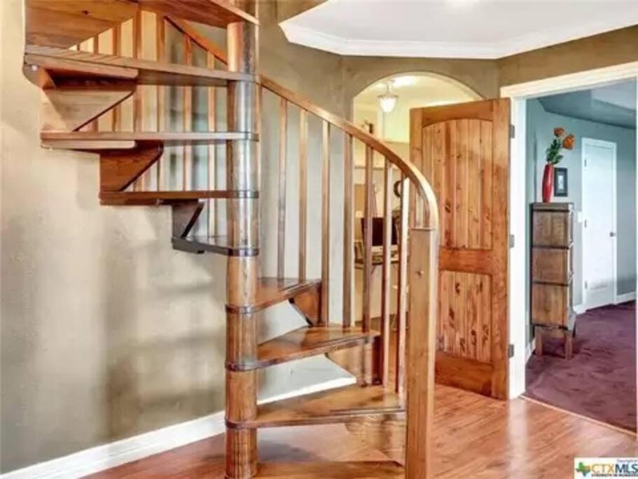 Hilltop Haven: Spacious 2BR Home with Jacuzzi, Scenic Views, and Pet-Friendly Acres Marble Falls Exterior photo
