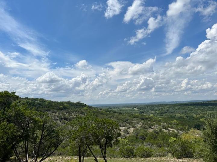Hilltop Haven: Spacious 2BR Home with Jacuzzi, Scenic Views, and Pet-Friendly Acres Marble Falls Exterior photo