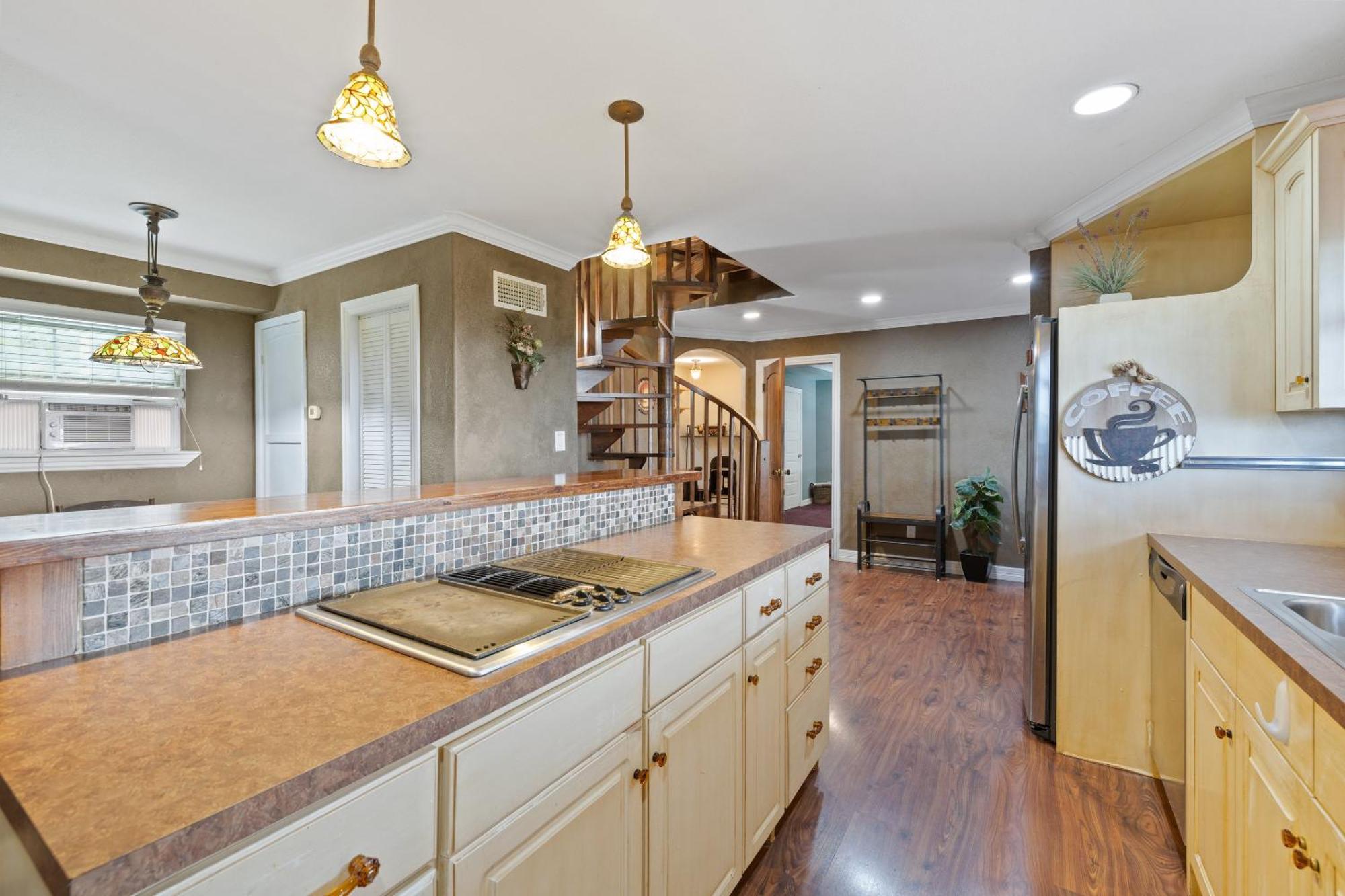 Hilltop Haven: Spacious 2BR Home with Jacuzzi, Scenic Views, and Pet-Friendly Acres Marble Falls Exterior photo