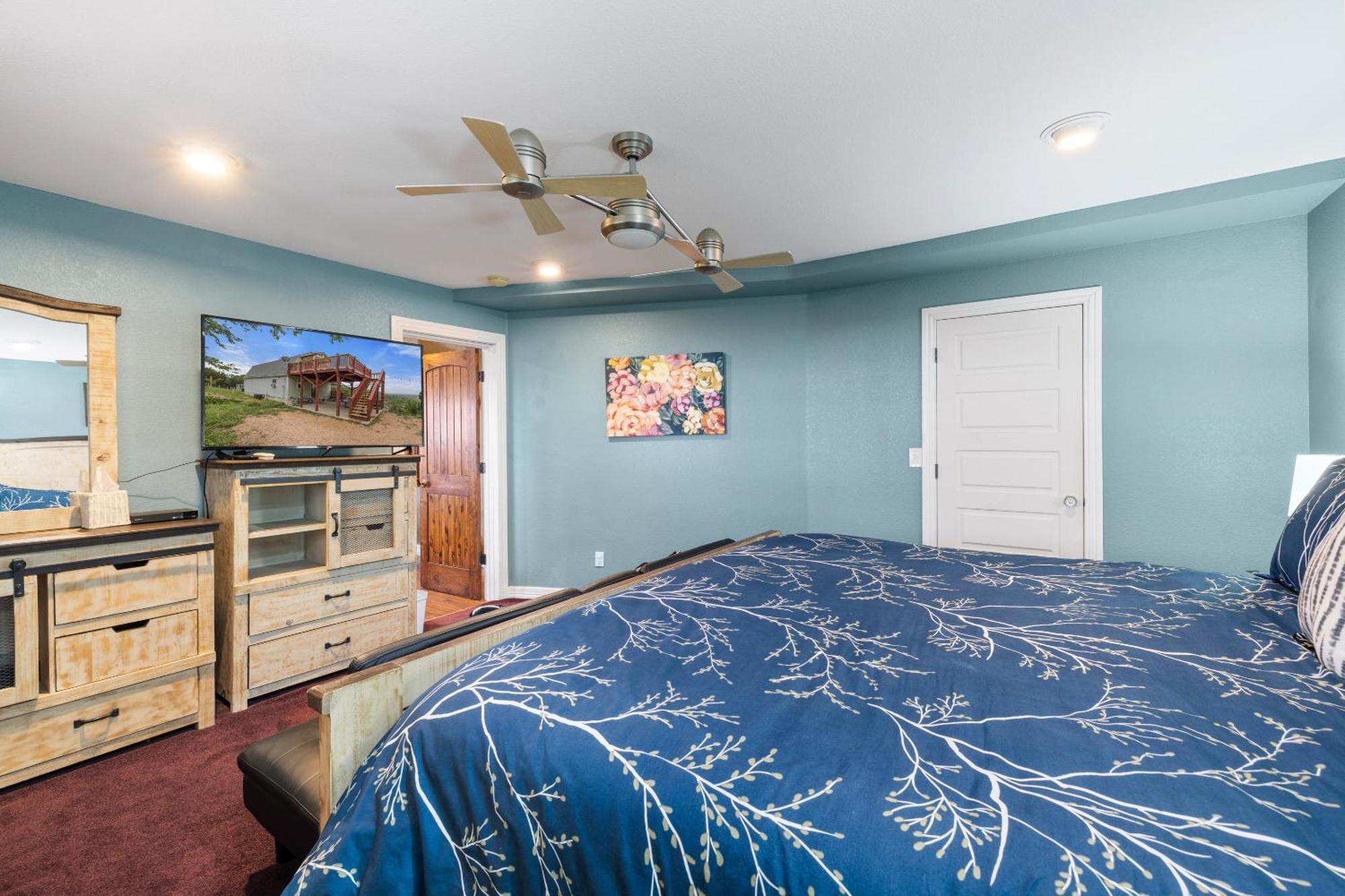 Hilltop Haven: Spacious 2BR Home with Jacuzzi, Scenic Views, and Pet-Friendly Acres Marble Falls Exterior photo