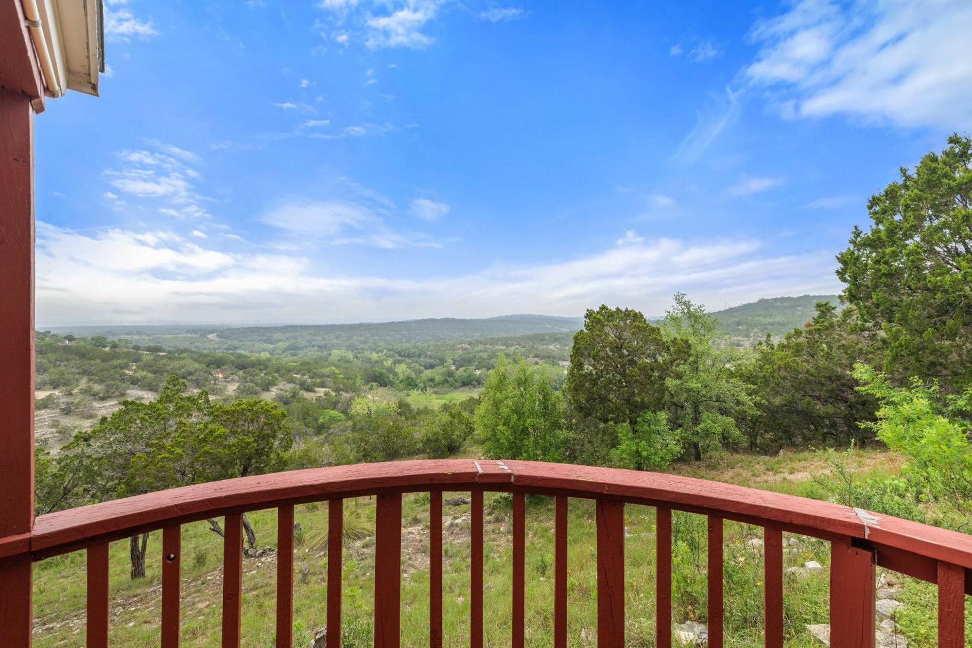 Hilltop Haven: Spacious 2BR Home with Jacuzzi, Scenic Views, and Pet-Friendly Acres Marble Falls Exterior photo