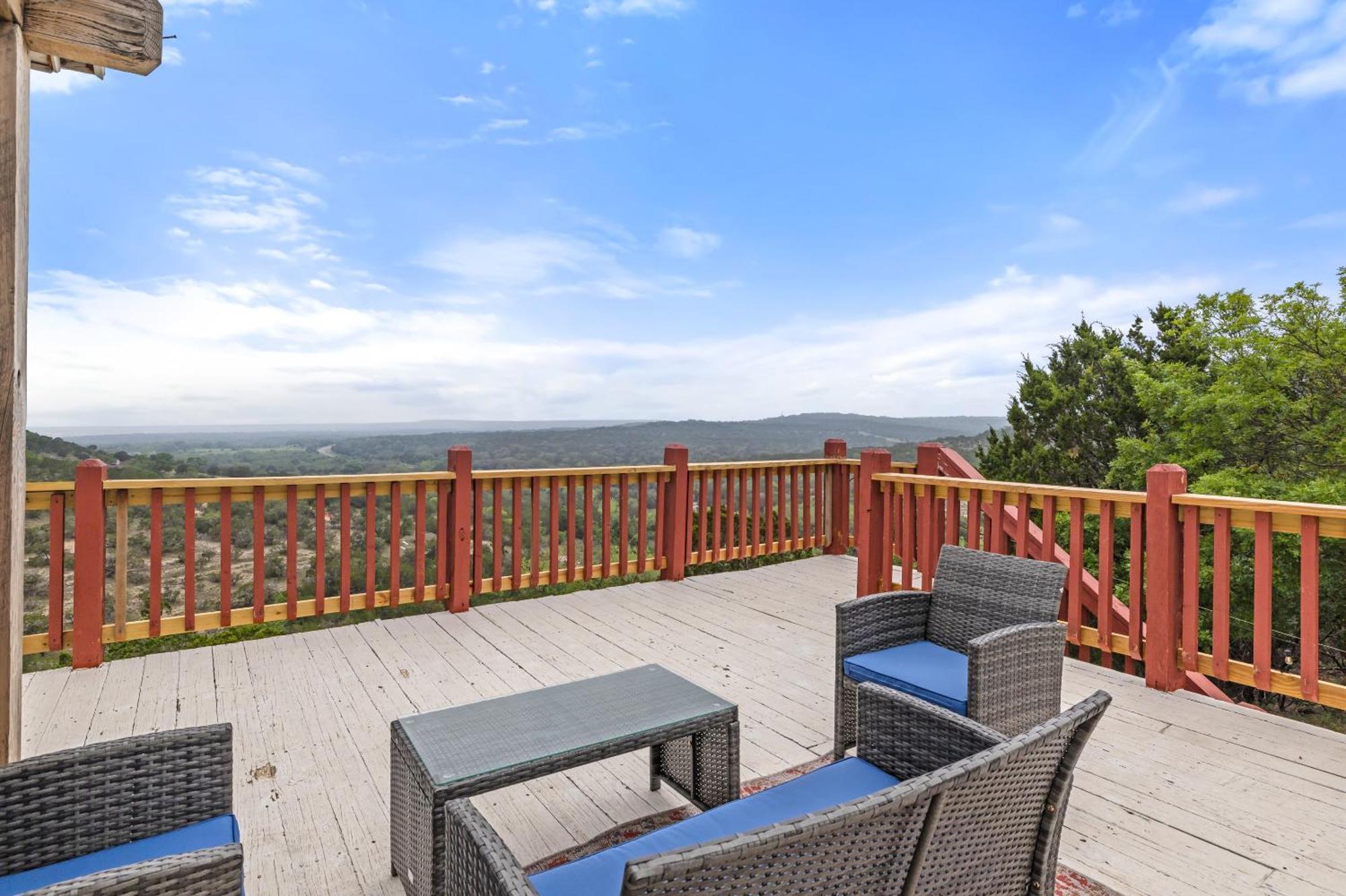 Hilltop Haven: Spacious 2BR Home with Jacuzzi, Scenic Views, and Pet-Friendly Acres Marble Falls Exterior photo