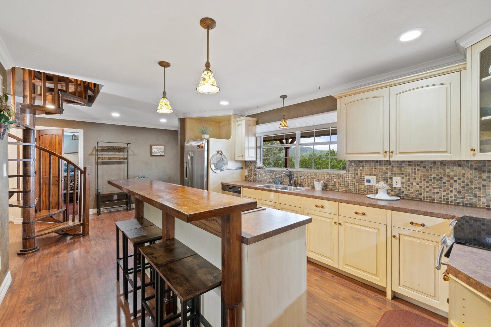 Hilltop Haven: Spacious 2BR Home with Jacuzzi, Scenic Views, and Pet-Friendly Acres Marble Falls Exterior photo